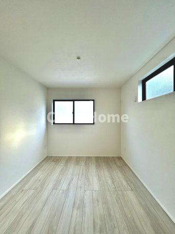 江戸川区鹿骨1丁目新築分譲住宅の寝室|【寝室】心と体をゆったりと安らげる主寝室。寝室のゆとりが大きい分だけ、暮らしの安らぎは深まります。一日の疲れを癒すだけでなく、ご夫婦の親密な語らいを紡ぎ出します