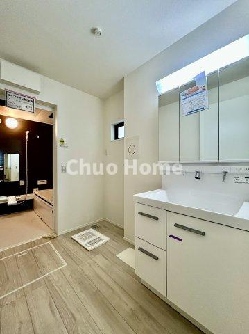 江戸川区鹿骨1丁目新築分譲住宅のランドリースペース|【ランドリースペース】担当者がスケールを持ち歩いておりますので、ご見学時には現在お使いの洗濯機などがきちんと収まるかなどもチェックして下さい。見学前に測っておくと非常に便利だと思います。