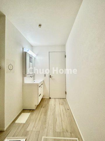 江戸川区鹿骨1丁目新築分譲住宅の脱衣所|【洗面所】明るい洗面所は朝をすっきりさせてくれる空間です。バタバタしている忙しい朝でも収納が多い洗面台では短い時間で効率良く支度ができます。