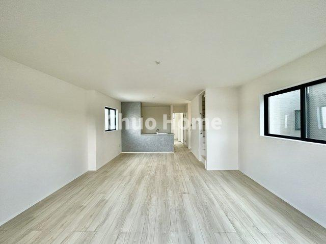 江戸川区鹿骨1丁目新築分譲住宅の居間・リビング|【居間・リビング】「ＬＤＫは家族団らんをデザイン」広いＬＤＫでは家族が集まり一緒の時間を過ごせる工夫がされております。何気ない一日の当たり前のひとコマがいつか一生の宝物になります