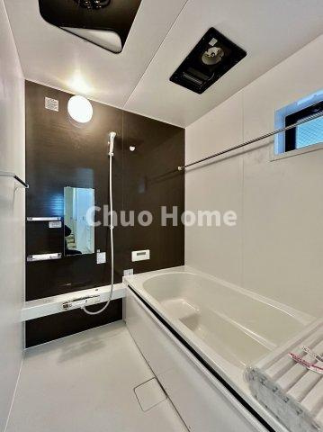 江戸川区鹿骨1丁目新築分譲住宅の浴室|【バスルーム】暖房換気乾燥機付きシステムバスルーム。暖房・冷風・換気・乾燥など、毎日を快適に過ごせるうれしい機能が揃っています。雨の日の洗濯物も安心です。