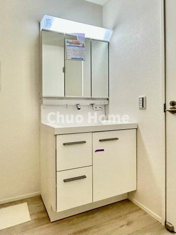 江戸川区鹿骨1丁目新築分譲住宅の独立洗面台|【洗面化粧台】洗面化粧台には三面鏡を採用。身だしなみを整えやすい事はもちろんですが、鏡の後ろに収納スペースを設ける事により、散らかりやすい洗面スペースをすっきりさせる事が出来るのも嬉しいですね