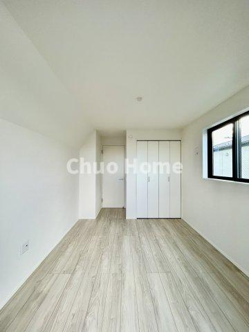 江戸川区鹿骨1丁目新築分譲住宅の洋室|【洋室】快適に過ごす条件は、一人ひとり違います。だからこそ飾り過ぎないシンプルな内装と偏り過ぎないデザインで統一しております。居住していく中でオーナー様だけの【マイホーム】に創り上げて下さい