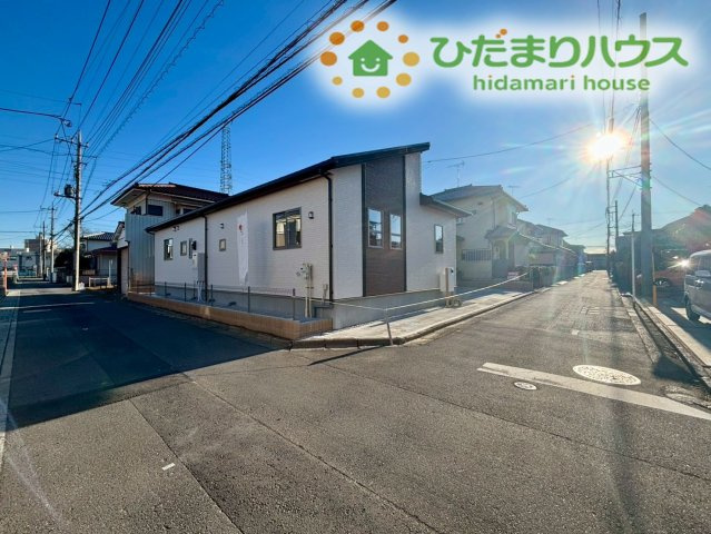 熊谷市新堀　新築一戸建て　ブルーミングガーデン　01の前面道路含む現地写真