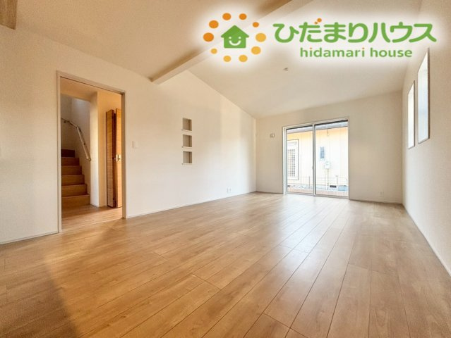 熊谷市新堀　新築一戸建て　ブルーミングガーデン　01の居間・リビング