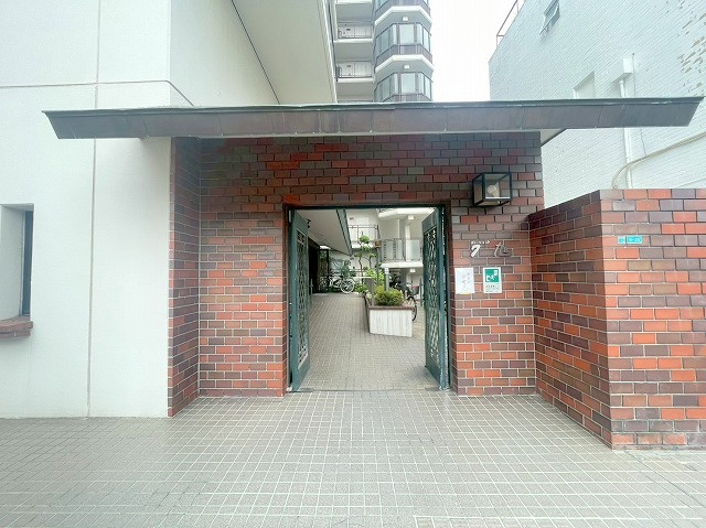 ジィーベェント旭のエントランス