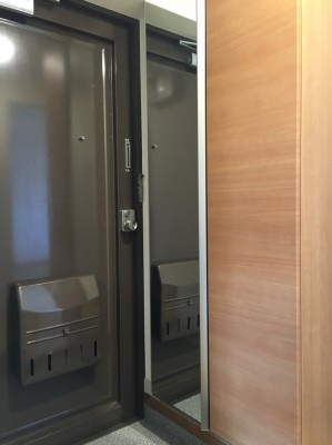 三角コーポの玄関