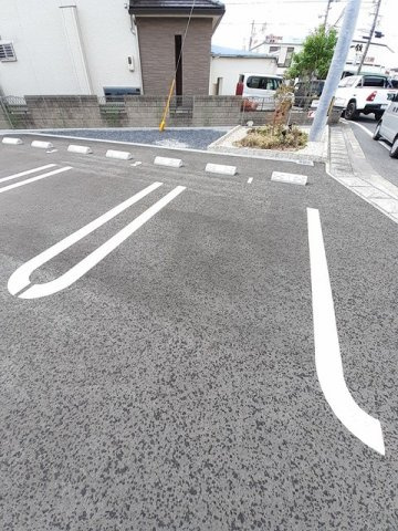 ドミール　コウナンの駐車場