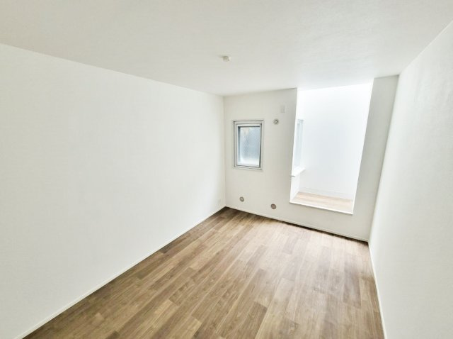 ライオンズマンション豊島園第2の洋室|約6.0帖洋室②
暖かな採光の入る心地のよい空間
シンプルな室内はどんな家具でも合い理想の居室を造り上げられます♪