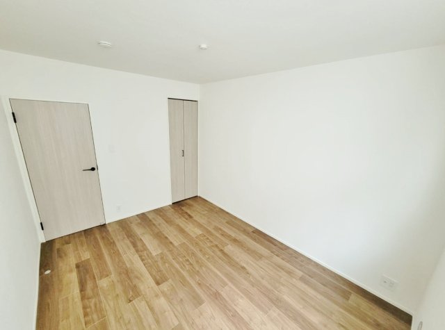 ライオンズマンション豊島園第2の洋室|約6.0帖洋室②
全室6.0帖以上のゆとりある間取りです
1階なので下階も気にすることなく、年を重ねても安心です１！