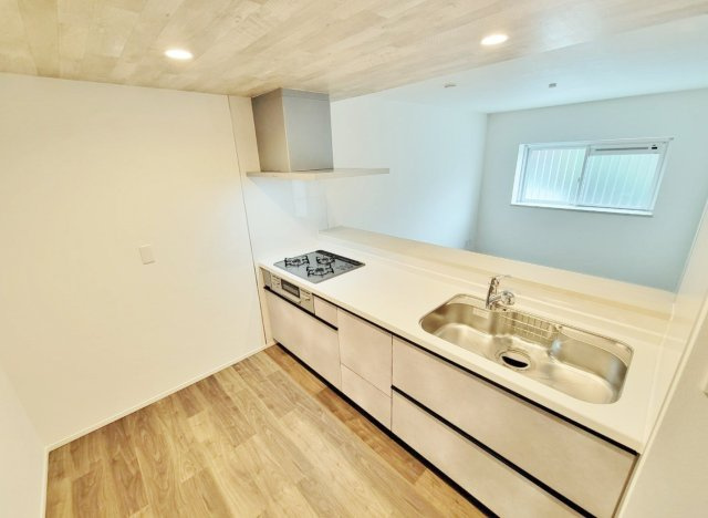 ライオンズマンション豊島園第2のキッチン|人気の対面式システムキッチン搭載
新規交換済みで気持ちよくお使いいただけます
家族とのコミュニケーションが取れお洒落で機能的なキッチンです