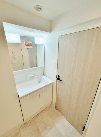 ライオンズマンション豊島園第2の独立洗面台|使い勝手の良い3面鏡洗面化粧台
キャビネットには収納も充実し毎日使う場所だからこそスッキリと清潔にお使いいただけます