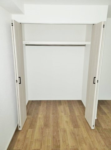 ライオンズマンション豊島園第2の収納|約6.0帖洋室①　クローゼット
壁面には大型のクローゼット付きです
たっぷり収納いただけおお部屋はスッキリとお使いいただけます
