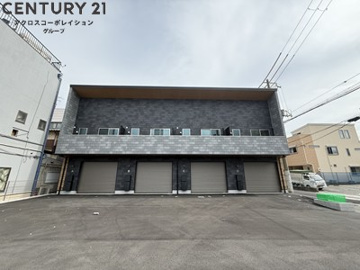 2階建てで屋根付きガレージ付の1LDK
