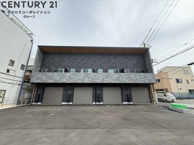 2階建てで屋根付きガレージ付の1LDK