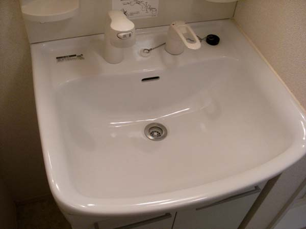 岸和田市磯上町２丁目のハイツの洗面所|ゆったりとスペースのある洗面所