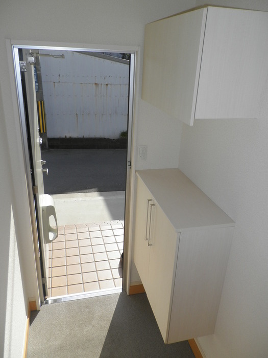 岸和田市磯上町２丁目のハイツの玄関|外からの目が気にならないバルコニーで洗濯物が干せます