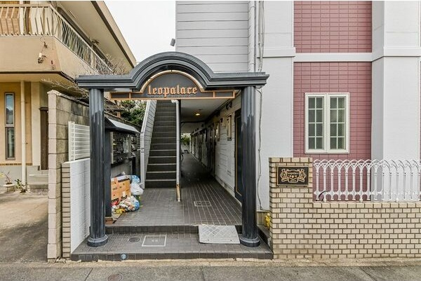 レオパレス港楽のエントランス