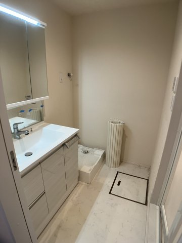 【洗面所】 | ルボワ阿佐谷 | 清潔感のある洗面所です。同物件別部屋参考写真