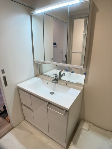 【独立洗面台】 | ルボワ阿佐谷 | 収納もついた独立洗面台。三面鏡が嬉しい。同物件別部屋参考写真