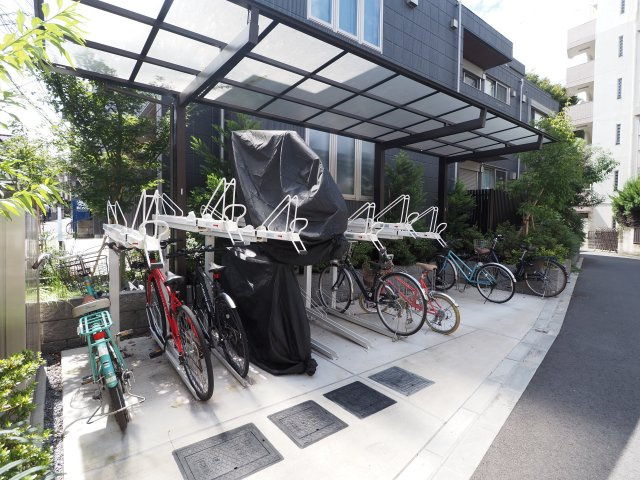 【その他共用部分】 | ルボワ阿佐谷 | 屋根付きの駐輪スペース。自転車が傷みにくくてうれしいですね