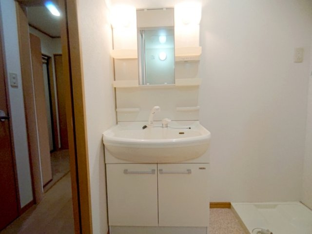 岸和田市上町のハイツの独立洗面台|忙しい朝には欠かせない洗面所です