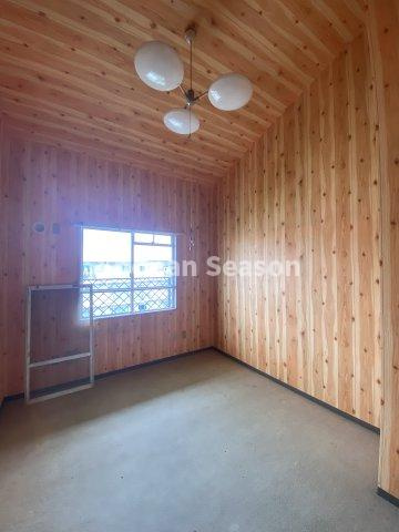 【洋室】 | 勾配天井なので開放的な洋室です☆