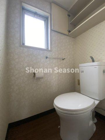 【トイレ】 | ペーパーのストックも収納できるトイレです☆