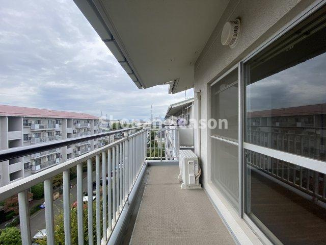 【バルコニー】 | メインの「南面バルコニー」 は2部屋から出入りできます◎