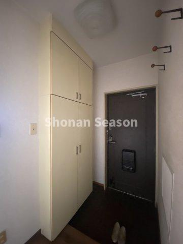 【玄関】 | コートなどを掛けられるフック付きです◎