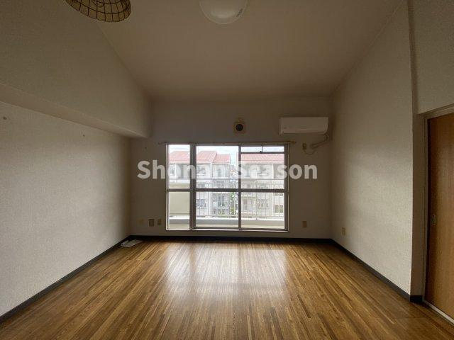 【洋室】 | 南側からの採光たっぷり取り込む窓です◎