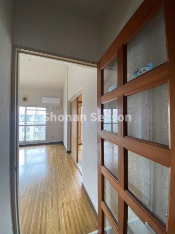 【内装】 | 明るいリビングへと続きます☆