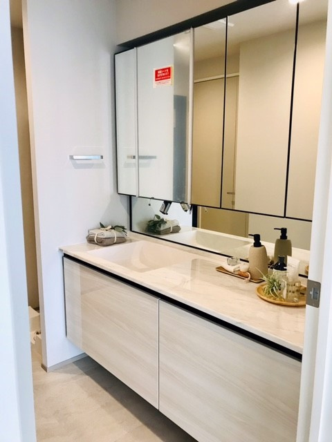 東京ツインパークスライトウイングの独立洗面台|収納の多い三面鏡付き洗面台です