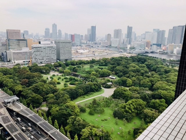 東京ツインパークスライトウイングの展望|洋室5.5帖から見下ろすと浜離宮恩賜庭園