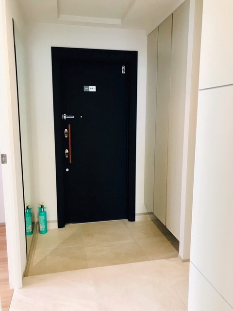 東京ツインパークスライトウイングの玄関|左手には大きな姿見　