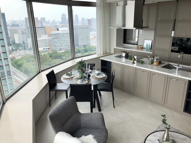 東京ツインパークスライトウイングのキッチン|ダイニングにすっきりとした印象を与えるアイランドキッチン