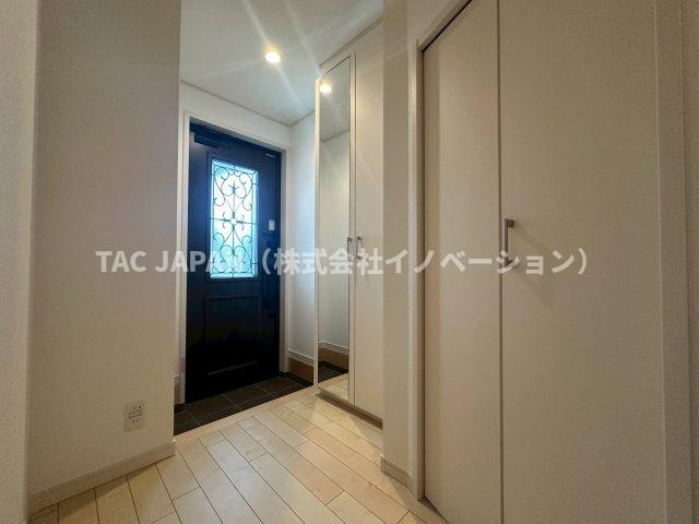 赤羽北3丁目Ⅱ期・全3棟の玄関|日頃からスッキリ使いたい玄関には天井まで届く大きなシューズボックスを完備！階段下に物入を備えていますのでお掃除用具などの収納にも困りません。