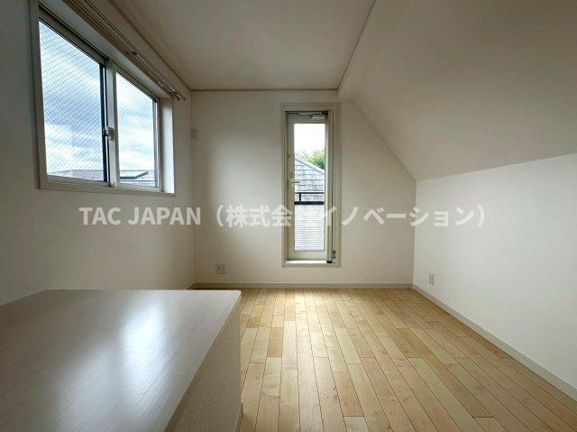 赤羽北3丁目Ⅱ期・全3棟の洋室|開放的な3階の洋室（約5.0帖）。床上カウンターの使い方はお客様しだい！