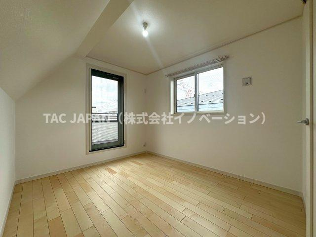 赤羽北3丁目Ⅱ期・全3棟の洋室|朝日がふんだんに注ぎ心地の良い目覚めを誘う3階の洋室（約5.3帖）。使い勝手の良いワイドバルコニーに面するしています。