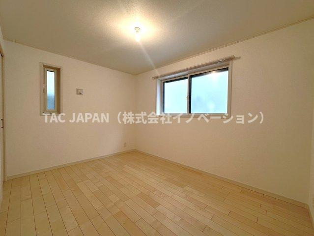 赤羽北3丁目Ⅱ期・全3棟の収納|収納やコンセントは勿論、エアコンも設置できて主寝室としてお過ごしいただける1階の納戸（約6.0帖）。キングサイズのベッドを置いても余裕が感じられます。