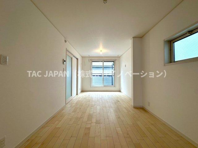 赤羽北3丁目Ⅱ期・全3棟の居間・リビング|楽しそうな笑い声がいまにも聞こえてきそうな開放的なLDK（約14.0帖）。稼働棚や勾配天井・便利なホスクリーンを備えプラスアルファな生活空間を創造しています。