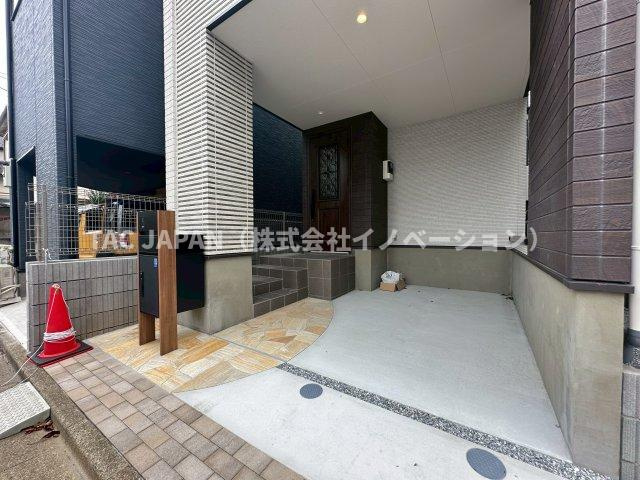 赤羽北3丁目Ⅱ期・全3棟の駐車場|大型1BOX車も余裕で停められるビルトインカースペース。交通量の少ない幅6ｍの道路に面しているので車の運転が苦手な方でも落ち着いて出し入れ可能です。