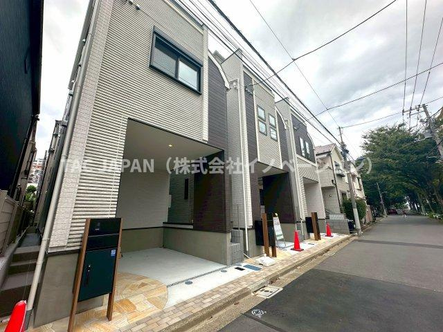 赤羽北3丁目Ⅱ期・全3棟の外観|【好評につき残り2邸となりました】
向かって左側が1号棟（6680万円）、右側が3号棟（6380万円）です。両棟とも1階に主寝室としてお使いいただける納戸（6帖）を備える３ＳＬＤＫ住宅です。