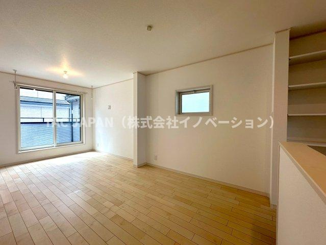 赤羽北3丁目Ⅱ期・全3棟の居間・リビング|【ご好評につき残り2邸となりました】
落ち着いた品格ある内装と広々としたゆとりの空間が融合したリビングは、家族の安らぎの場となり、食事や団らんの時間を一層豊かに彩ります。