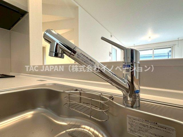 赤羽北3丁目Ⅱ期・全3棟のキッチン|【シャワー栓】
ワンタッチで水質の切換えが可能で場所を取らない浄水シャワー栓