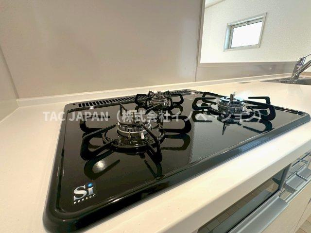 赤羽北3丁目Ⅱ期・全3棟のキッチン|【3口コンロ】
煮物に焼き物、炒め物が同時に調理可能な3口コンロ