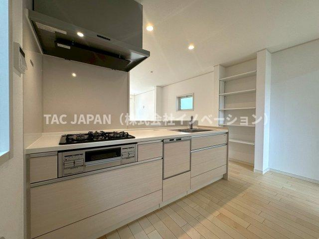 赤羽北3丁目Ⅱ期・全3棟のキッチン|食事の時間がバラバラでも最後の人がスイッチを入れれば洗い物が完結できるビルトイン食器洗浄乾燥機や便利な浄水シャワー栓、お料理の幅が広がる3口コンロを備える新品システムキッチン。