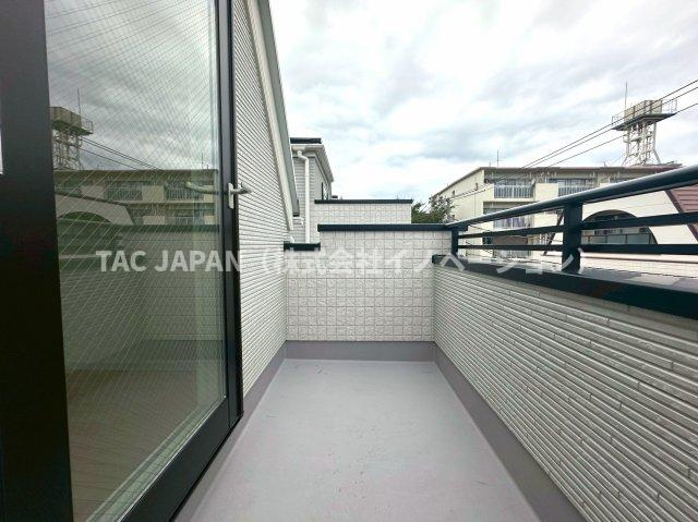 赤羽北3丁目Ⅱ期・全3棟のバルコニー|2階と3階に合計3か所のバルコニーを設置しました！にぎやかな大家族様でもお洗濯に困りません。