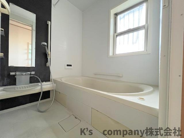 ■高座郡寒川町倉見　中古戸建の浴室|アクセントパネルがおしゃれな浴室☆換気のしやすい窓もあり、防カビにも役立ちます☆