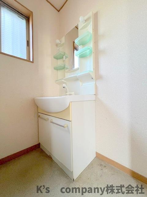 ■高座郡寒川町倉見　中古戸建の独立洗面台|鏡の両脇には小物収納があり便利です◇